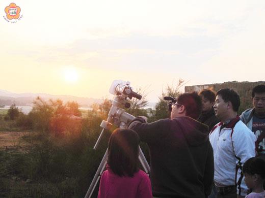   五月下旬「上帝的金戒指─日環食」天文奇景，城中老師蔡松輝特別架設天文望遠鏡供民眾觀賞。（陳沁攝）