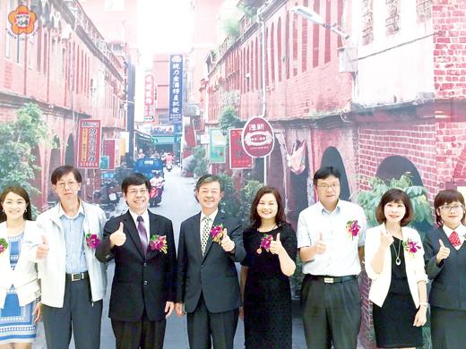 金門副縣長林德恭、臺南市政府經濟發展局主任秘書王俊博、聖祖總經理陳緣姿、王大夫一條根副總經理王思予、浯洲陶藝總經理黃金郎等人為金門館開幕剪綵。(金門縣工業會提供)