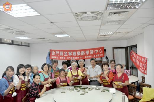 金寧鄉樂齡學習中心辦理「好食在系列-草仔粿製作」活動,邀請許寶雲講師指導草仔粿製作。
(李金鎗攝)