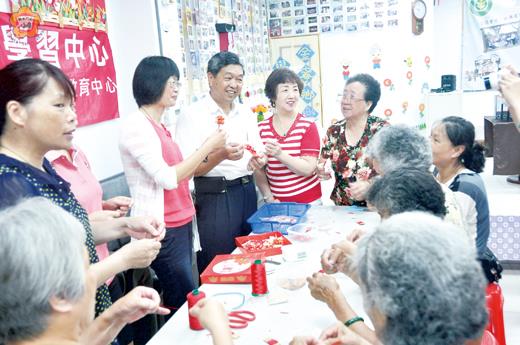 金寧鄉樂齡學習中心辦理樂齡中心自主課程,動手動腦DIY~傳統手工藝桔仔花製作。(李金鎗攝)