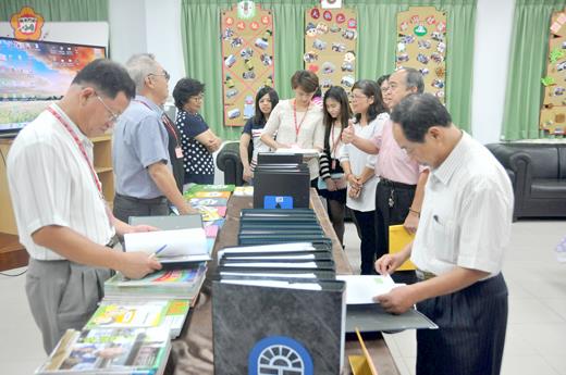 縣府教育處前往金寧鄉樂齡學習中心進行相關評鑑工作。(李金鎗攝)