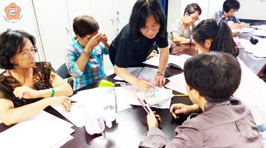 金城樂齡中心禪繞畫課程,講師細心指導學員創作。(許峻魁攝)