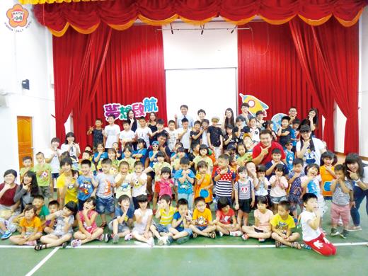 新竹教育大學師生到金鼎國小舉辦暑期課輔營，活動於昨日告一段落並舉行結訓。
（李金鎗攝）