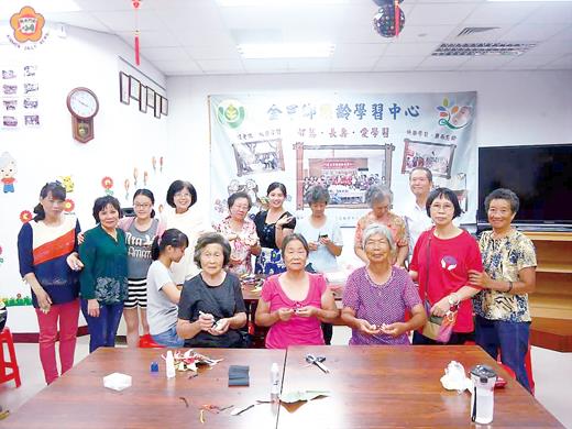 金寧鄉樂齡學習中心辦理樂齡中心自主課程,動手動腦DIY~手工藝貝殼創作活動。(李金鎗攝)