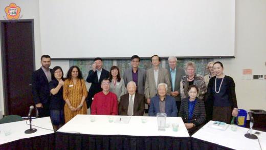 詩人洛夫長詩《漂木》引發的「漂木跨文化論壇」，6日在加拿大溫哥華SFU大學傳媒學院盛大舉行，與會東、西學者與洛夫合影。（邱英美/溫哥華傳真、提供）