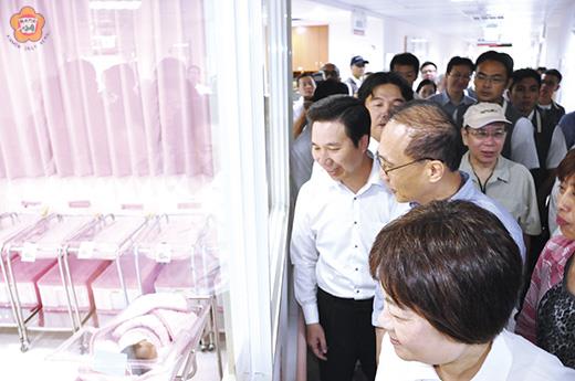 金門縣長陳福海陪同閣揆林全參觀金門醫院嬰兒室,金門生育率全國第一。(本報資料照片,楊水詠攝)