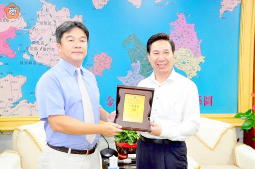 衛福部金門醫院院長王必勝(左)對金醫貢獻良多,昨獲金門縣長陳福海(右)頒發榮譽縣民證和證書的肯定和榮譽。(楊水詠攝)