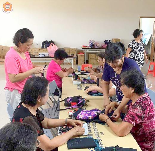 金寧鄉樂齡學習中心在古寧頭社區發展協會辦理生活拼布DIY-手提包活動,深受樂齡老人家歡迎與喜愛。(李金鎗攝)