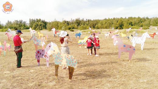 古崗社區發展協會的彩繪馬廣受遊客歡迎，活動尚有缺額、目前正受理民眾報名參加。（古崗社區發展協會提供）