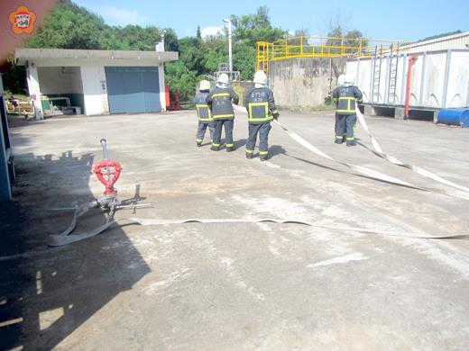 烈嶼消防分隊假麒麟山電廠舉辦油槽失火搶救演練。（許加泰攝）