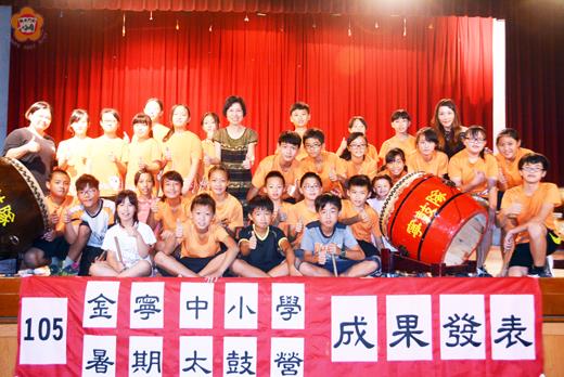 寧中小校長陳雅蘭、林靜儀老師、隊員和十鼓擊鼓樂團專業鼓手涂雅文合影。（許加泰攝）