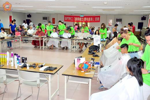 金門縣青工會和來自桃園的連鎖店髮廊「空气概念」聯合主辦的「愛心義剪」活動,昨(6)日上午在金湖鎮公所舉行。(陳冠霖攝)