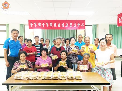 金寧鄉樂齡學習中心與古寧頭社區共同辦理傳統糕餅─金瓜粿製作研習。(李金鎗攝)