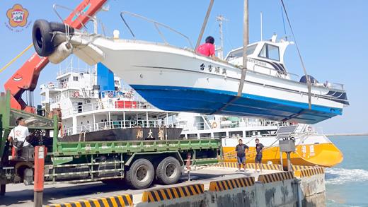 因應颱風來襲，後豐港漁民雇吊車將船吊上岸邊。（許峻魁攝）