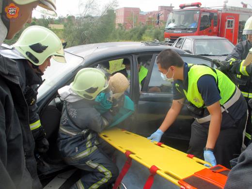 金沙消防隊舉行「車禍救助」演練，模擬民眾因閃避動物造成追撞，傷患夾困於車內。（金沙消防隊提供）