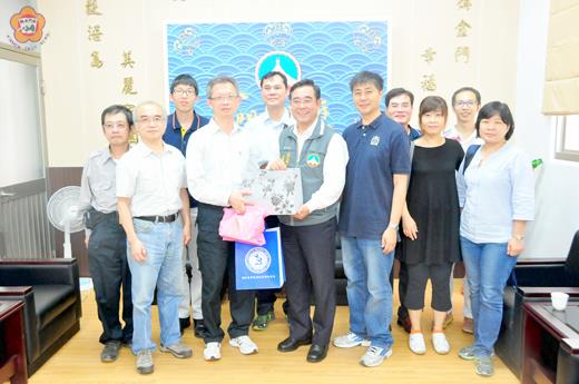 金門縣副縣長吳成典昨接見國防醫學院預防醫學研究所所長謝博軒上校一行人,並在致贈禮物後合影。
(楊水詠攝)