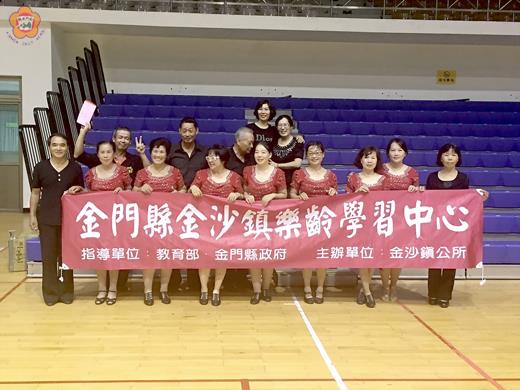金沙鎮樂齡學習中心開設舞蹈研習活動,參加今年金門縣舞蹈協會聯誼觀摩表演賽廣受好評。
(金沙樂齡學習中心提供)