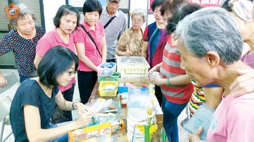 樂齡中心黏土課程,婆婆媽媽學習捏土藝術。(許峻魁攝)