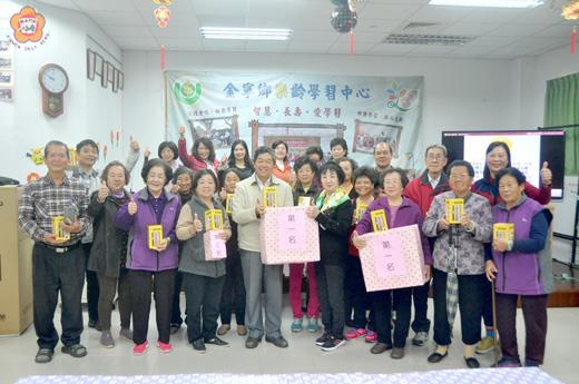 樂齡中心主任陳成勇鄉長頒獎表揚優良學員後結業,落實活到老,學到老精神!(李金鎗攝)