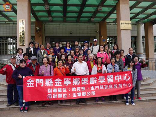 金寧鄉樂齡中心在鄉長陳成勇陪同社區樂齡長者到環保局認識風獅爺、做DIY。(李金鎗攝)