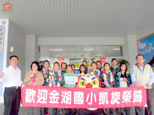 金湖國小拔河隊參加105年協會盃全國拔河錦標賽，榮獲校隊女子組第2名。（湖小提供）