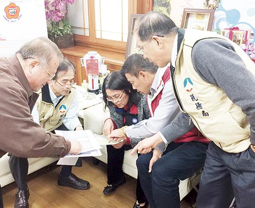 民眾陳情土地問題,議員陳玉珍邀請縣府財政處長許志忠、稅務局長王漢文等人前往金湖鎮公所與蔡西湖鎮長研討並實地會勘以解決民眾問題。(陳玉珍提供)