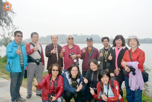 國際享有盛名的生態藝術家楊恩生(後排左四)與知名畫家陳東元(後排左二)帶領繪本團隊巡禮烈嶼。(許加泰攝)