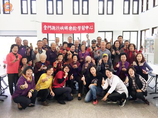 烈嶼鄉樂齡學習中心於青岐社區辦理「樹藝~再生之美」手工藝創作,參與學習的長輩,成就感十足。(許加泰攝)