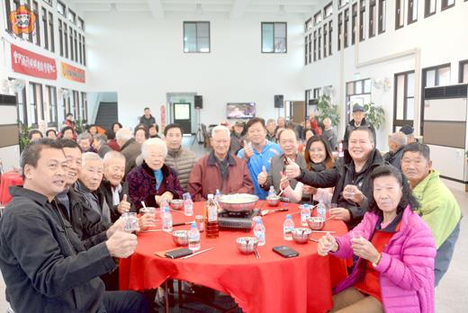 青岐社區發展協會昨日辦理「敬長者、辭舊歲、迎新春」歲末感恩圍爐餐會,縣議員洪鴻斌、鄉公所秘書方小萍、社區發展協會理事長洪正雄和理監事們一起陪長輩圍爐過節。(許加泰攝)