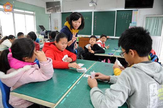 安瀾國小今年承接教育部委託台灣師範大學數學教育中心「好好玩數學研習營」活動，報名參加的人數爆滿。（董森堡攝）