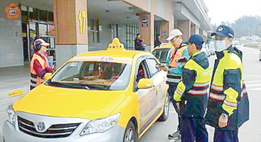 警方針對全縣計程車實施專案稽查，讓搭乘計程車之民眾更安心、更安全。（縣警局提供）