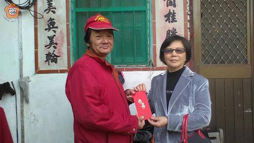 年關將近,康復之友協會慰問弱勢者,寒冬送暖。(康復之友協會提供)
