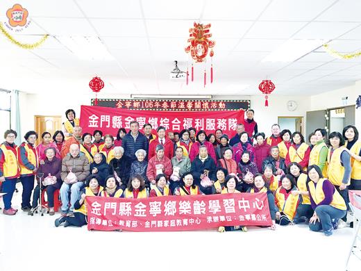 金寧綜合福利服務志工隊舉辦春節溫馨關懷情活動,邀請志工隊訪視戶,準備應景的年糕等禮品向轄區長者賀節。(李金鎗攝)