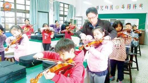 金門縣弦樂團小提琴首席董皓雲老師指導學生小提琴基礎扎根課程。
（李金鎗攝）
