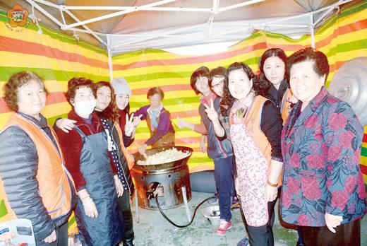 青岐社區發展協會推動「老人共餐」服務,志工媽媽們在社區活動中心外圍搭建帳棚,為長者烹煮佳餚,樂在服務。(許加泰攝)