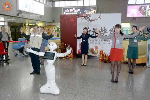 金門航空站引進科技時尚新貴-機器人「Pepper」駐站服務。（許加泰攝）