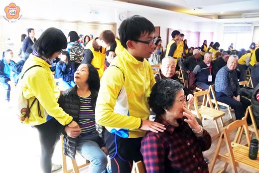 桃園懷德風箏緣地育幼院10位院生進行兩岸820公里騎行,昨日在金門單車環島並到大同之家公益交流,會同昇恆昌志工為阿公阿嬤按摩和表演。(陳麗妤攝)