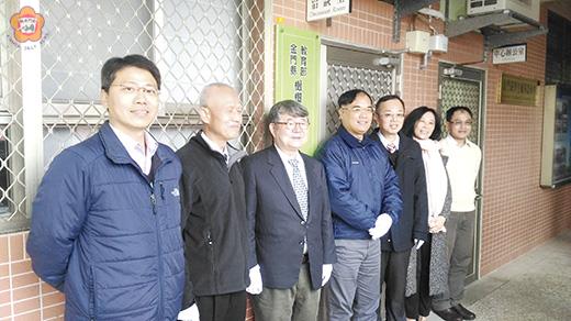 橄欖枝金門分中心成立,與會的湖中校長謝志偉(由左至右)、教育部專委劉家楨、台北大學教授侯崇文、教育處長李文良、輔諮中心主任莊錦智、台北大學教授周愫嫻、林育聖等貴賓合影。(橄欖枝中心提供)