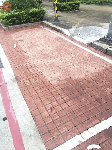 由JW工法做出來的道路,或稱海綿道路,其承載力完全不輸一般水泥或柏油道路,徹底顛覆傳統透水路面因承載力不足,只能供做人行道、公園等沒有大型車輛通行鋪面使用的限制。(本報資料照片)