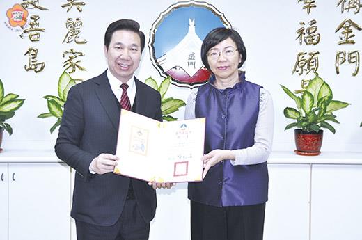 金門縣政府昨召開「閱讀島推動計畫」推動政策委員會議，由委員會主席陳福海縣長主持，會中並頒發委員證書，陳縣長感謝各位委員撥冗出席，為金門閱讀島加磚添瓦、蓄積動力。（翁維智攝）