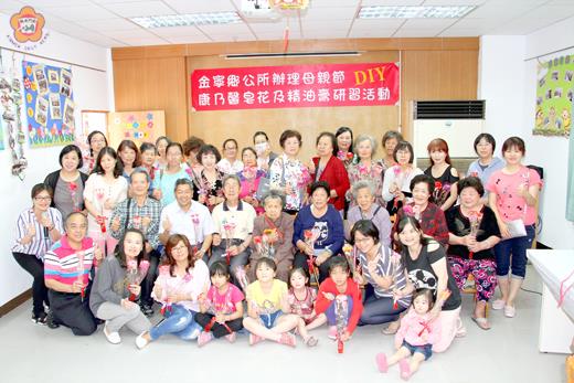 金寧鄉公所辦理「母親節康乃馨皂花精油膏DIY研習」活動。
(李金鎗攝)