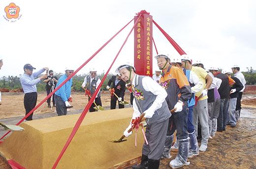 「金門縣尚義區段徵收工程」昨日上午進行動土典禮，由縣長陳福海親自主持，未來將興建社會住宅與青年住宅。（陳冠霖攝）