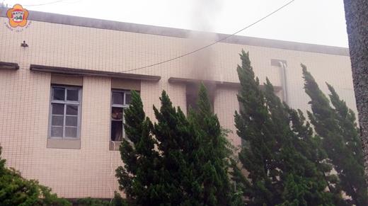 縣網中心昨日下午，辦公室內竄出濃煙消防局派出消防車組人員，前往縣網中心滅火。（許峻魁攝）
