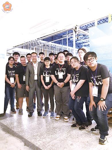 金門大學師生團隊針對未來都市發展進行想像擘劃,與國內多所大學共同進行跨校聯合成果發表與展演,並互相切磋設計成果。(金大提供)