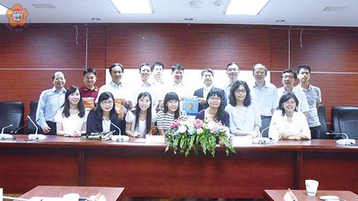台北市高職校長一行昨拜訪金大，實地體驗金大在教學與研究的特色成果。（金門大學提供）