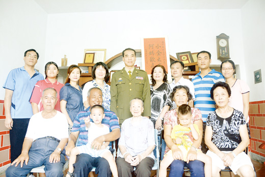 現任副總統警衛室主任的烈嶼鄉東坑俊彥林媽喜將軍，和家人合照，洋溢著四代同堂的幸福畫面。（許加泰攝）