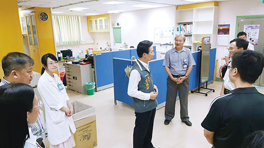 縣長陳福海親率衛生局團隊走訪金門醫院，為執行勤務的醫護人員勉勵打氣。（衛生局提供）