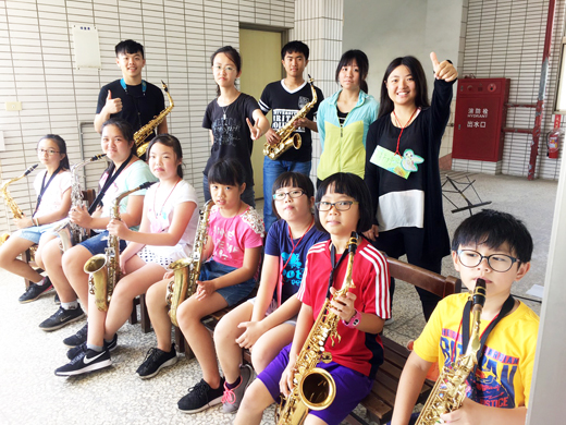 金中管樂團成員帶領60位小學生，用音樂豐富暑期生活。（金門高中提供）