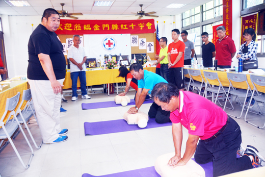金門縣紅十字會辦理「急救員訓練班」，學員在許乃泮教練的指導下，認真學習各項急救常識與技能。
（莊煥寧攝）