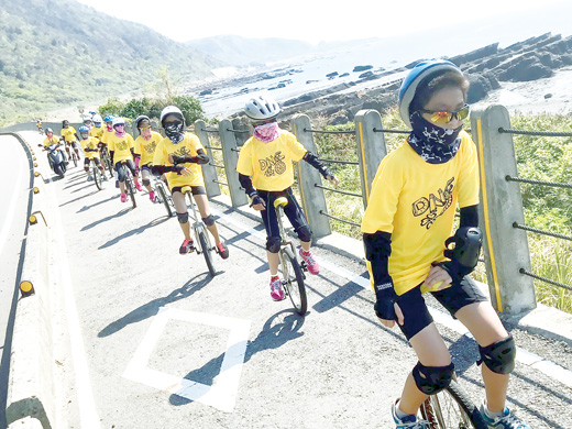 多年國小獨輪車隊挑戰台灣北海岸，總里程大約100公里，毅力驚人。（多年國小提供）